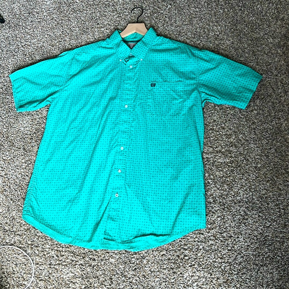 Selling a men’s large Cinch button up shirt.